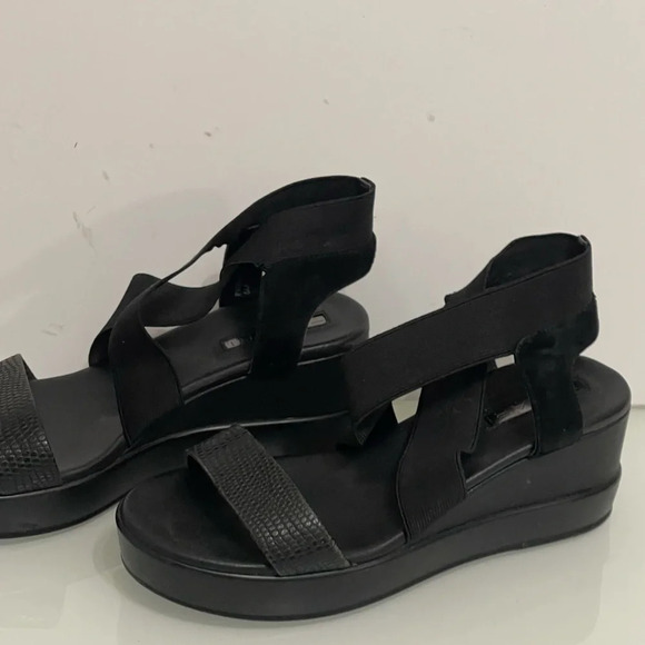 Tahari Black Wedge Platform Sandals Size 6 M - Picture 4 of 15